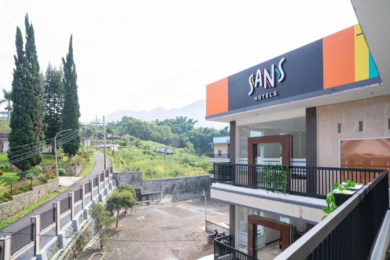 Sans Hotel Queen Batu Sumber Brantas Exterior photo