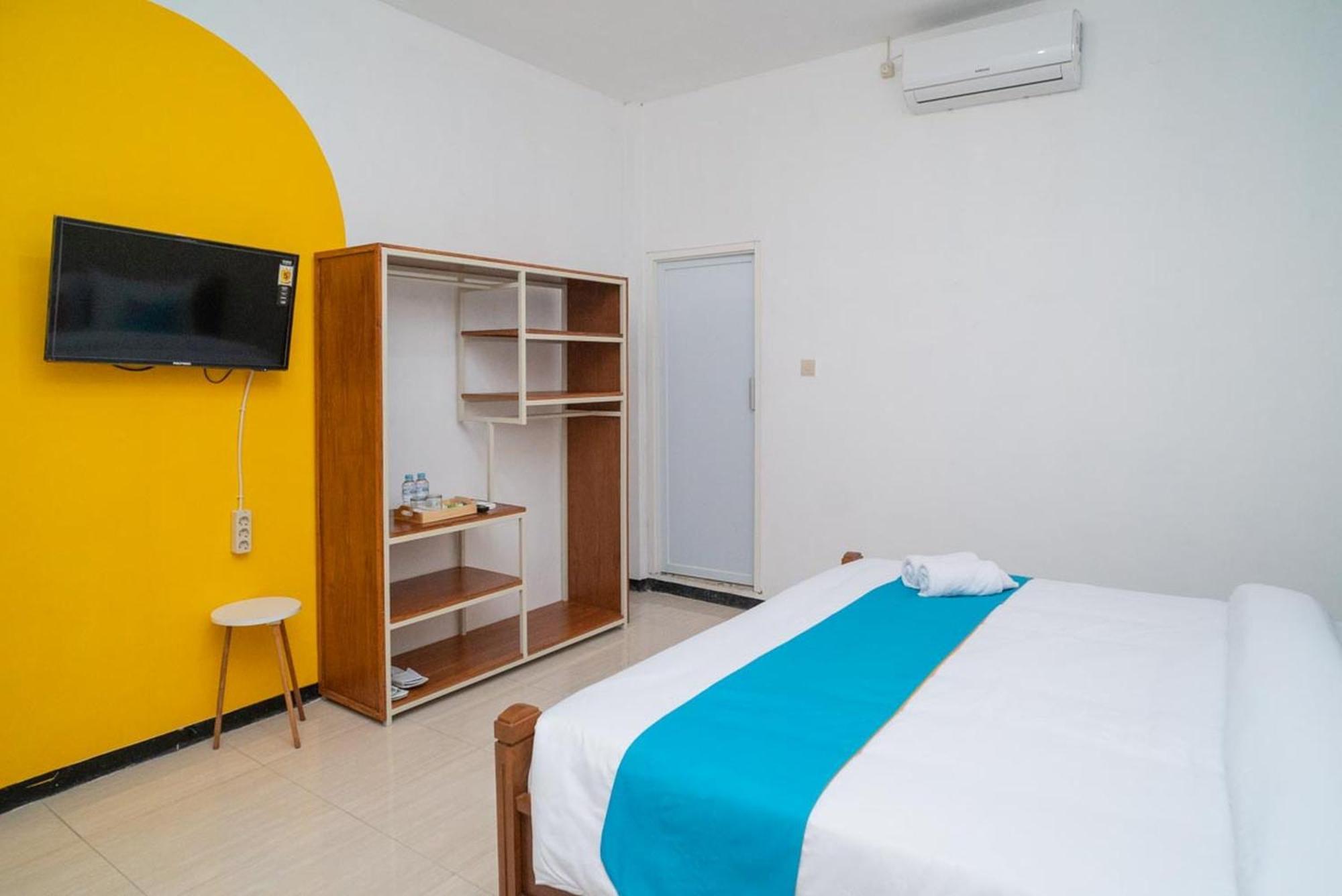 Sans Hotel Queen Batu Sumber Brantas Room photo